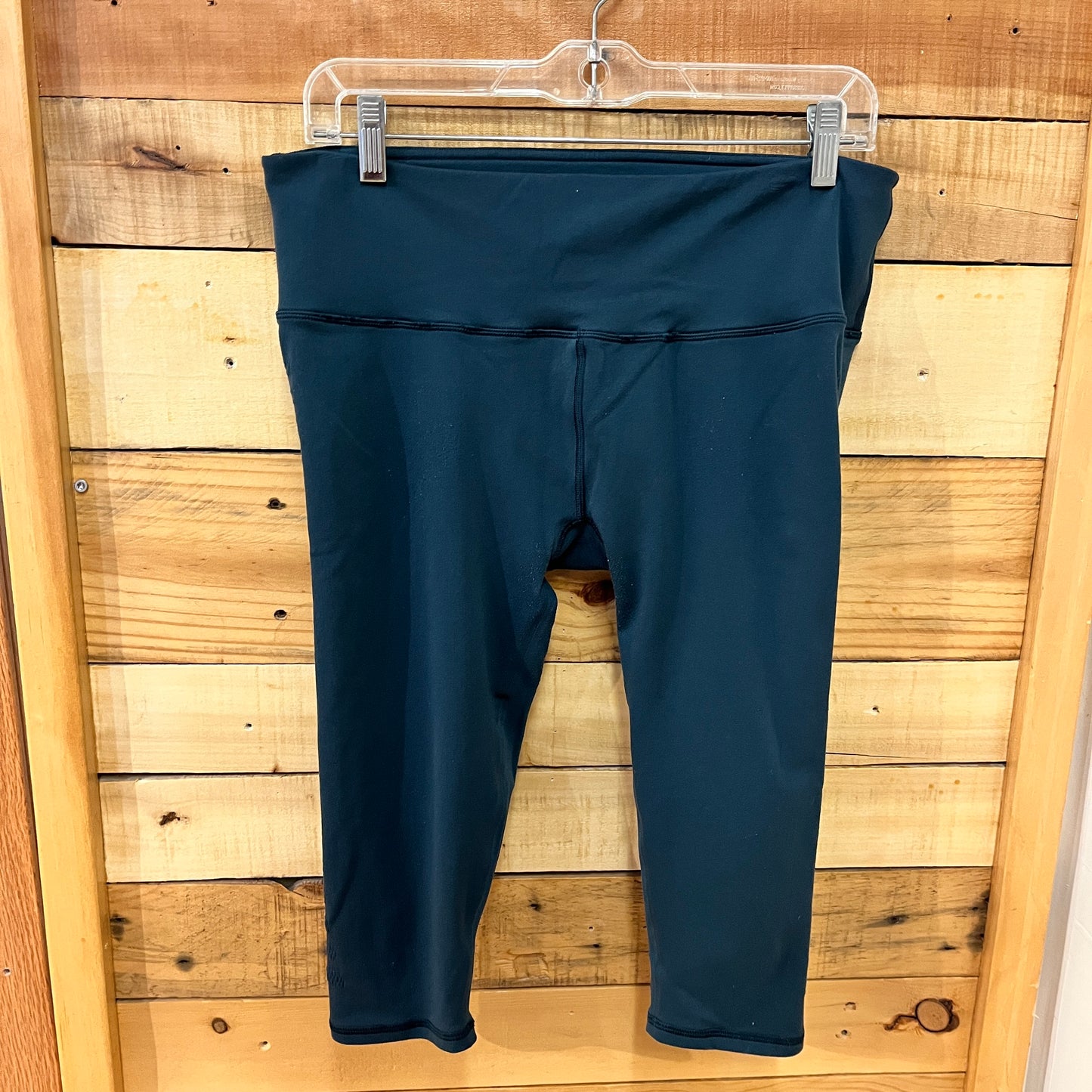 lululemon Women Size 12  Wmn L Ath Capri- Wmn